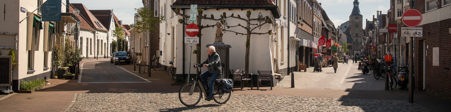 De ondernemers in de binnenstad en de gemeente Hattem hebben in 2024 samen een pilot ‘Winkels open, fietsers lopen’ uitgevoerd. Om het fietsverbod goed te evalueren, zijn we benieuwd naar jouw ervaringen.