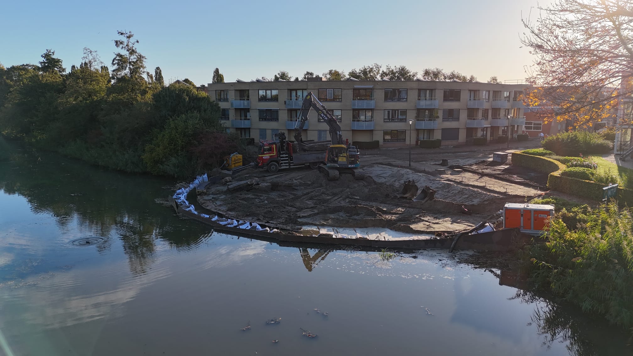 Op vrijdag 11 oktober is er gestart bij het water. De kademuur is verwijderd. Er komt een nieuwe versteviging en een groen talud